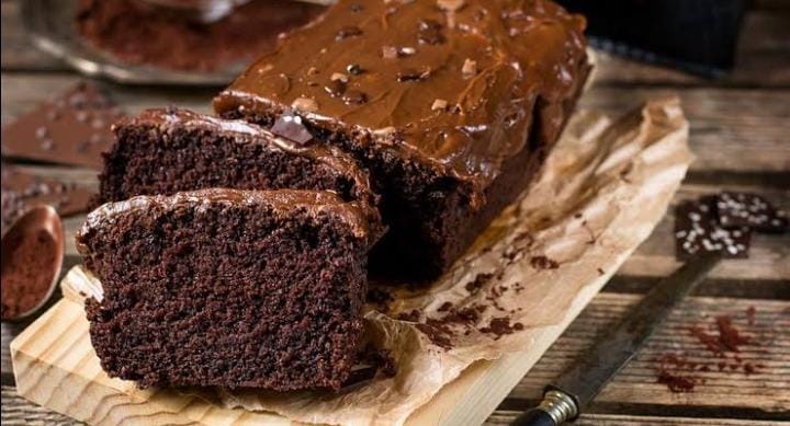 Brownies kukusan ataupun brownies panggang dengan 3 bahan bisa menjadi salah satu snack di rumah, terutama di akhir bulan jika Anda ingin ngemil namun minim pengeluaran. Foto: Fimela.com
