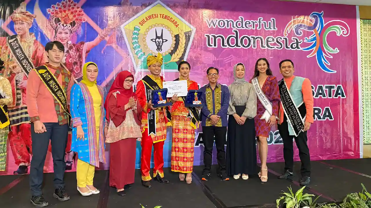 Putra-putri  perwakilan Buton Utara berhasil meraih juara dalam pemilihan Duta Wisata Sulawesi Tenggara 2023 yang digelar pada Minggu (23/7/2023), di Kolaka. Foto: Ist.
