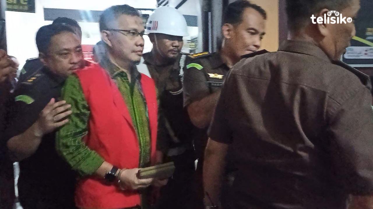 Mantan Wali Kota Kendari, Sulkarnain Kadir, resmi ditahan Kejati Sulawesi Tenggara. Foto: Ahmad Jaelani/Telisik