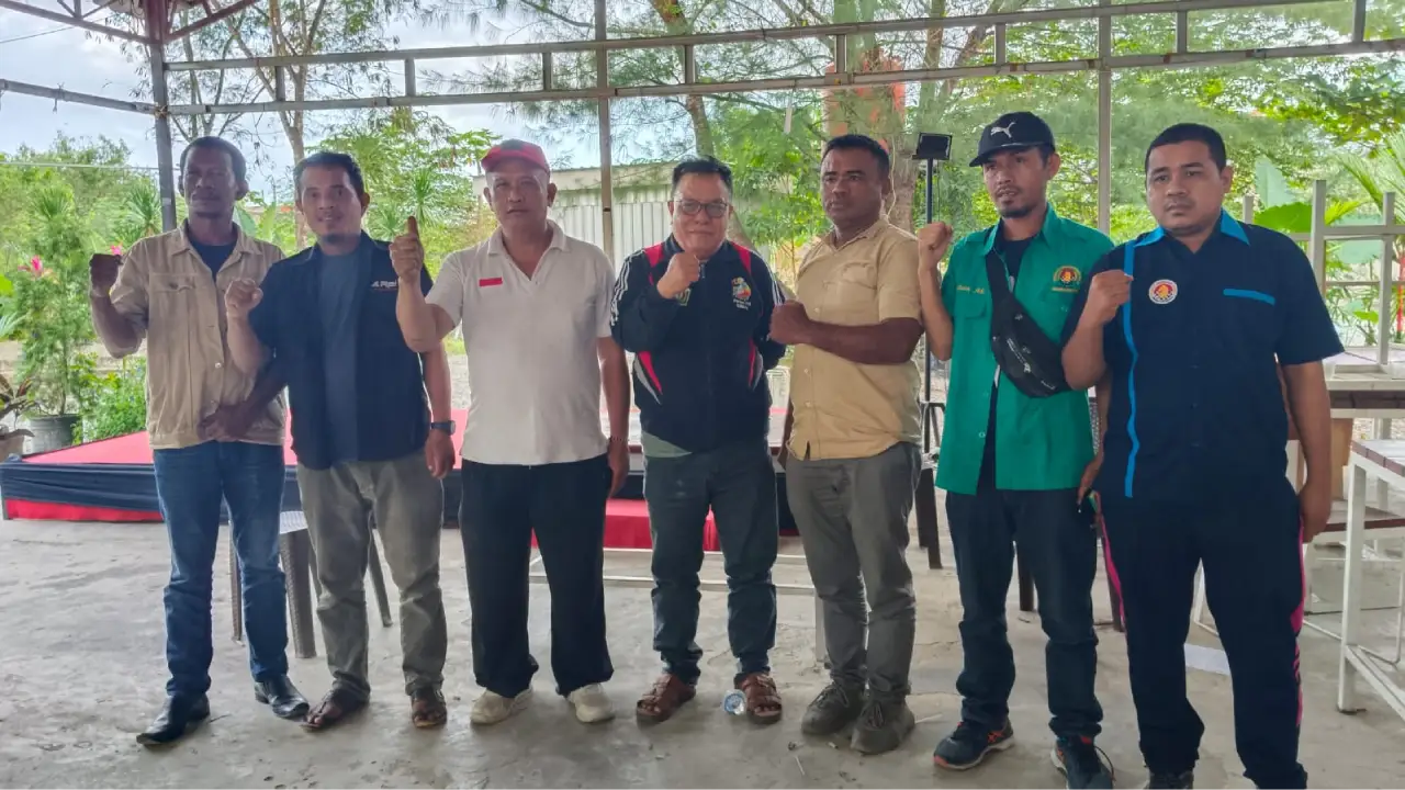 Enam atlet catur perwakilan Sulawesi Tenggara pada Pra-PON 2023 bersama Ketua Harian Persaci Sulawesi Tenggara, Mohamad Usman. Foto: Ist.