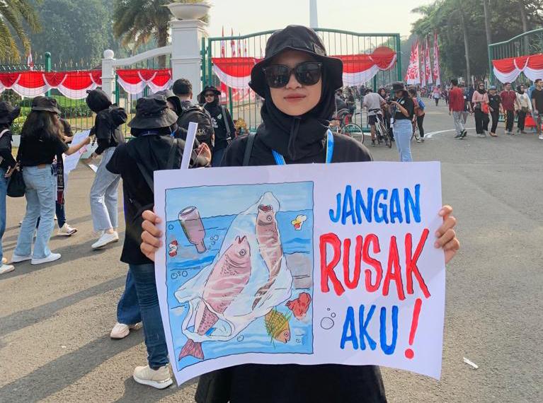 Finalis Duta Maritim Indonesia, Novia Jushu Ramadhani, saat mengikuti kampanye kawasan tanpa rokok di halaman Monas, Jakarta. Foto: Ist.