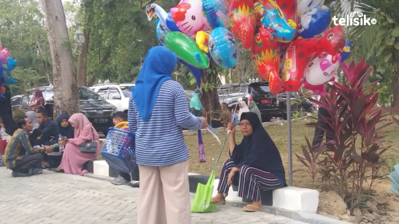 Penjual balon disekitar Auditorium menjajakan jualan di panggung wisuda Foto: Merdiyanto 