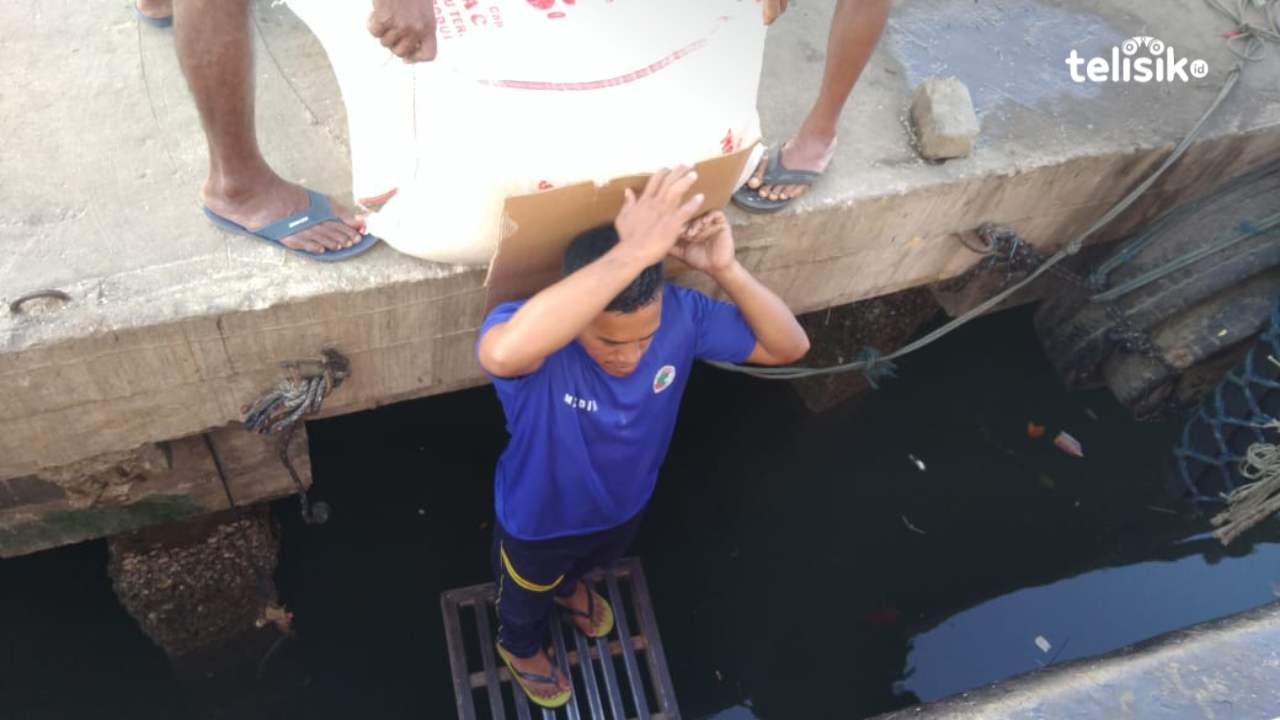 Perjuangan buruh pelabuhan saat mengangkat barang untuk dimasukkan ke bagasi kapal. Foto: Merdiyanto 