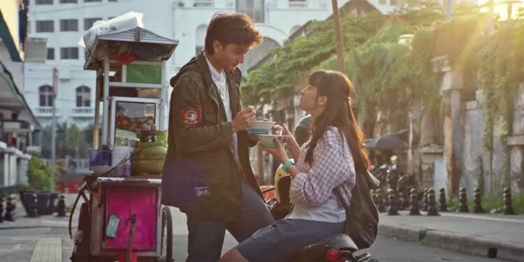 Momen romantis Galaksi dan Kejora di film remaja Galaksi. Foto: Repro Rapifilms.com
