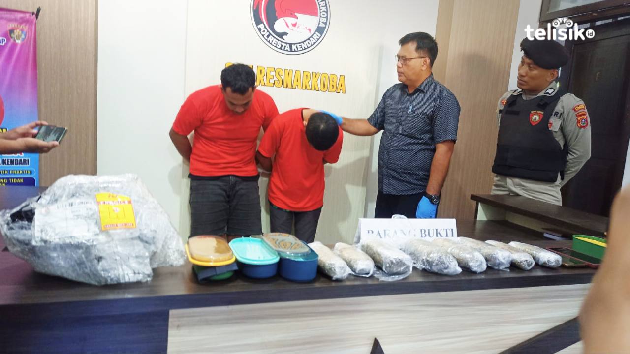 Tersangka SAH (27) dan I (26), diamankan Satresnarkoba Polresta Kendari karena miliki paket ganja asal Medan, dengan berat 1 Kg. Foto: Ahmad Jaelani/Telisik