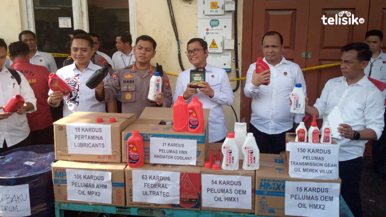 Direktorat Reserse Kriminal Khusus Polda Sumatera Utara menggerebek gudang oli oplosan dan palsu di Deli Serdang. Foto: Reza Fahlefy/Telisik