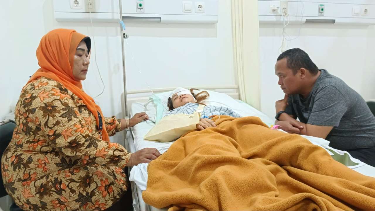 Korban jambret atau perampokan ketika dirawat di Rumah Sakit Haji Medan, korban mengalami luka pada wajah. Foto: Ist.