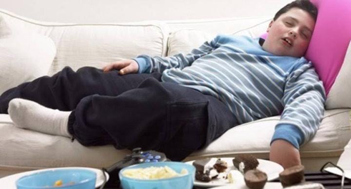 Terkadang kita merasa lelah dan mengantuk setelah makan berat. Padahal tidak kekurangan tidur, tidak lelah, dan dalam keadaan sehat bugar. Foto: Tribunnews.com