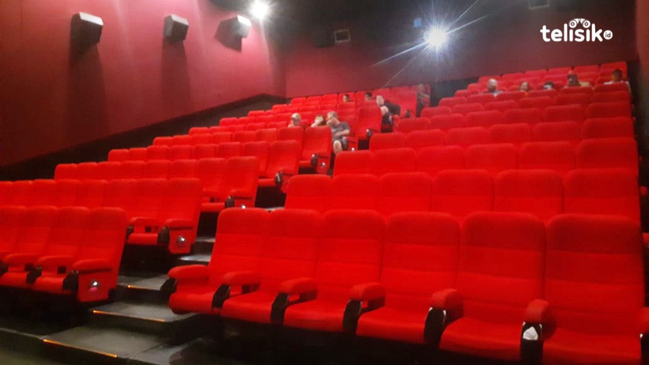 Kondisi bangku Hollywood Square Kendari sebelum ditempati oleh berbagai penontonnya. Foto: Ahmad Badaruddin/Telisik