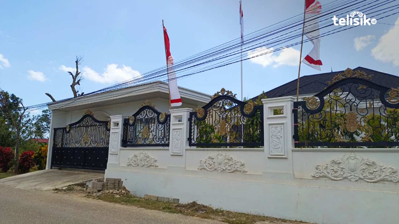 Rumah pribadi Sulkarnain Kadir terlihat sepi usai penahanannya di Rutan Kelas IIA Kendari. Foto: Adinda Septia Putri/Telisik