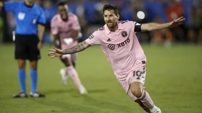 Lionel Messi membantu Inter Miami menang dramatis lewat adu penalti atas FC Dallas. Foto: Cnnindonesia.com