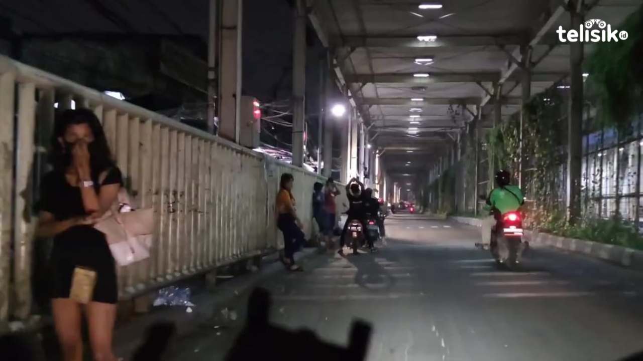 Beberapa PSK di dekat Stasiun Tanah Abang yang sedang mangkal menunggu pelanggan. Foto: Mustaqim/Telisik