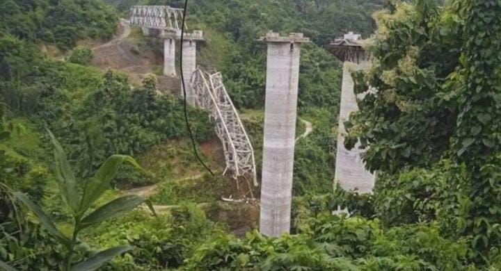 Sebanyak 17 orang dilaporkan tewas akibat akibat jembatan roboh di Kota Sairang, negara bagian Mizoram, India. Beberapa pekerja lainnya dilaporkan hilang. Foto: Detik.com