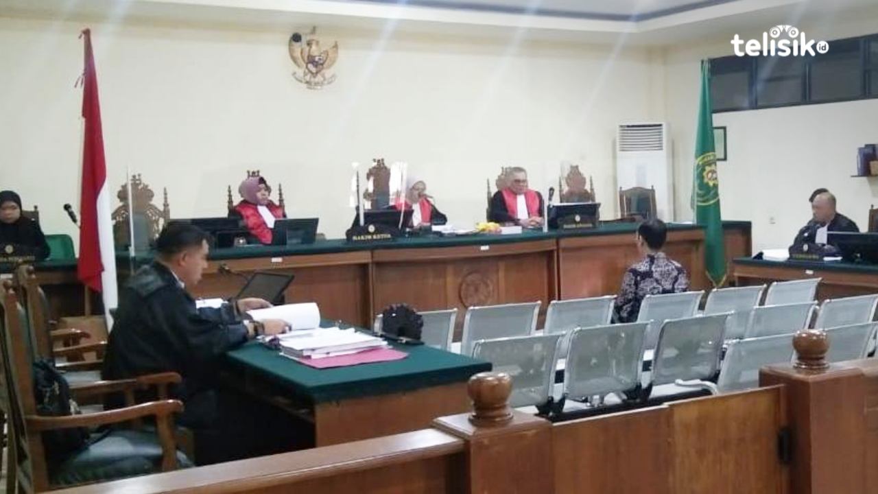 Kepala Dinas PUPR Kendari, Erlis Sadya Kencana saat menjadi saksi pada sidang kasus suap perizinan Alfamidi. Foto: Adinda Septia Putri/Telisik