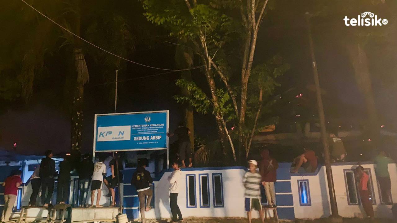 Meskipun 11 unit mobil pemadam kebakaran dikerahkan untuk memadamkan kebakaran gedung eks KPPN, api sulit padam karena angin yang sangat kencang. Foto: Elfinasari/Telisik