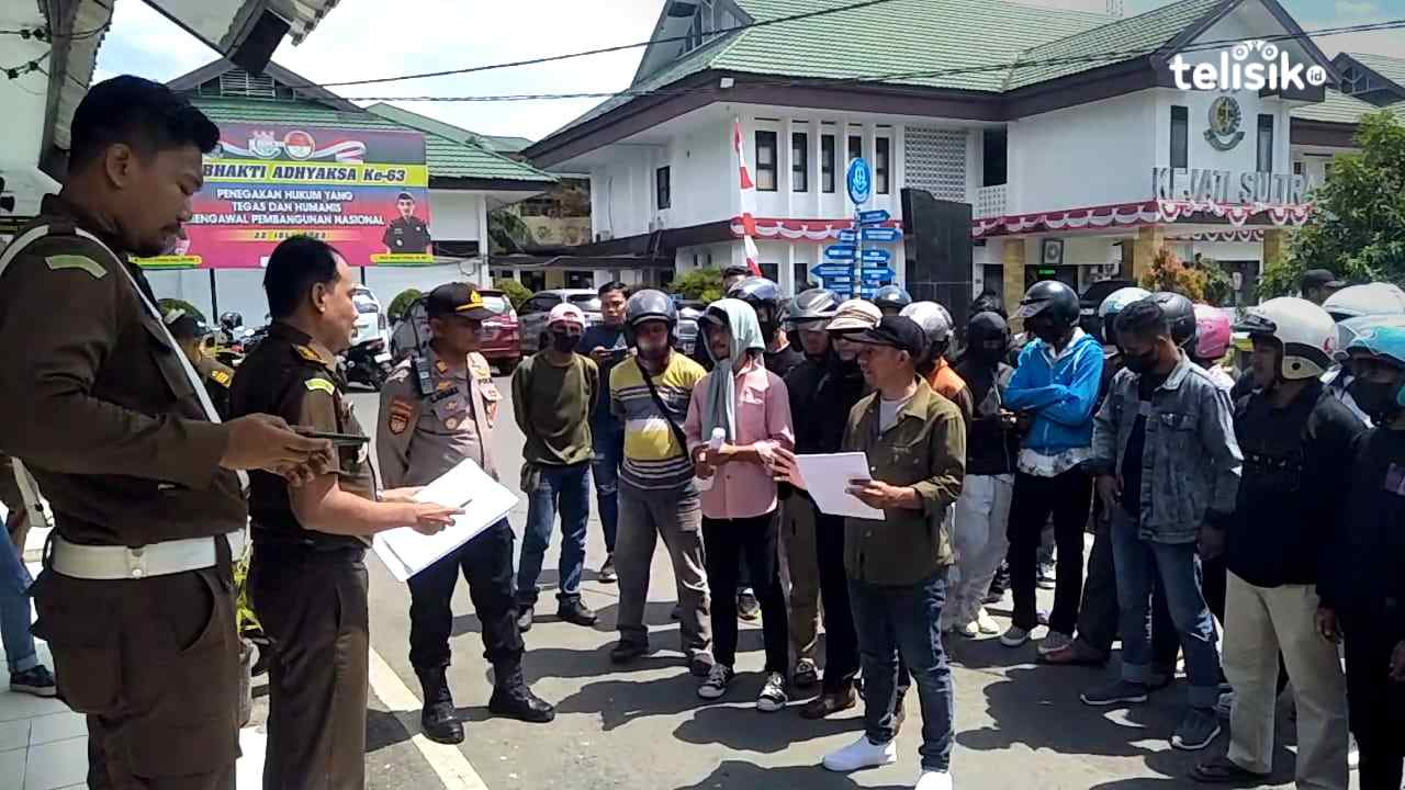 Massa yang diterima Kasipenkum Kejati Sulawesi Tenggara menyampakan, Kejati telah menjadwalkan Owner PT Cinta Jaya, YN untuk diperiksa. Foto: Thamrin Dalby/Telisik
