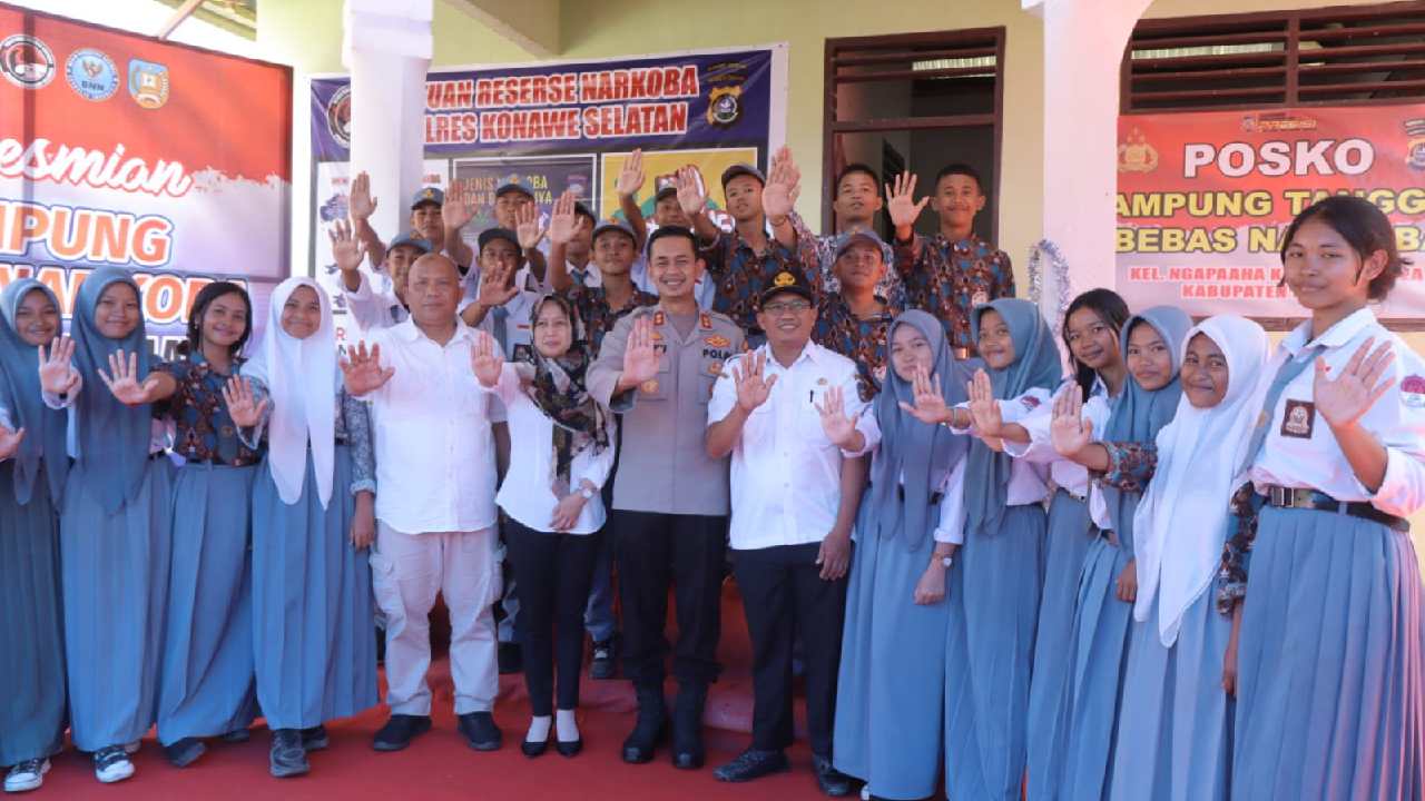 Peresmian kampung tangguh bebas narkoba oleh Kapolres Konawe Selatan, AKBP Wisnu Wibowo bersama para pelajar SMA. Foto: Ist.
