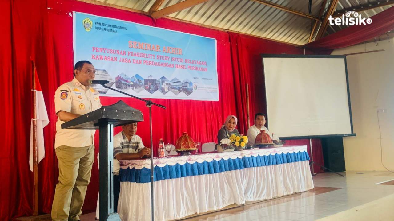 Wali Kota Baubau saat memberikan sambutan pada seminar akhir studi kelayakan jasa dan perdagangan hasil perikanan. Foto: Elfinasari/Telisik