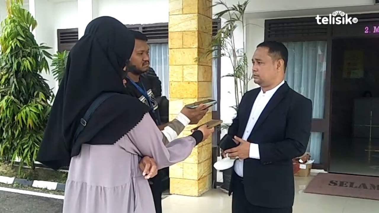 Kuasa hukum mantan Wali Kota Kendari, Ridwan Zainal, saat dikomfirmasi oleh wartawan terkait tidak hadirnya Sulkarnain Kadir di Kejati Sulawesi Tenggara. Foto: Thamrin Dalby/Telisik