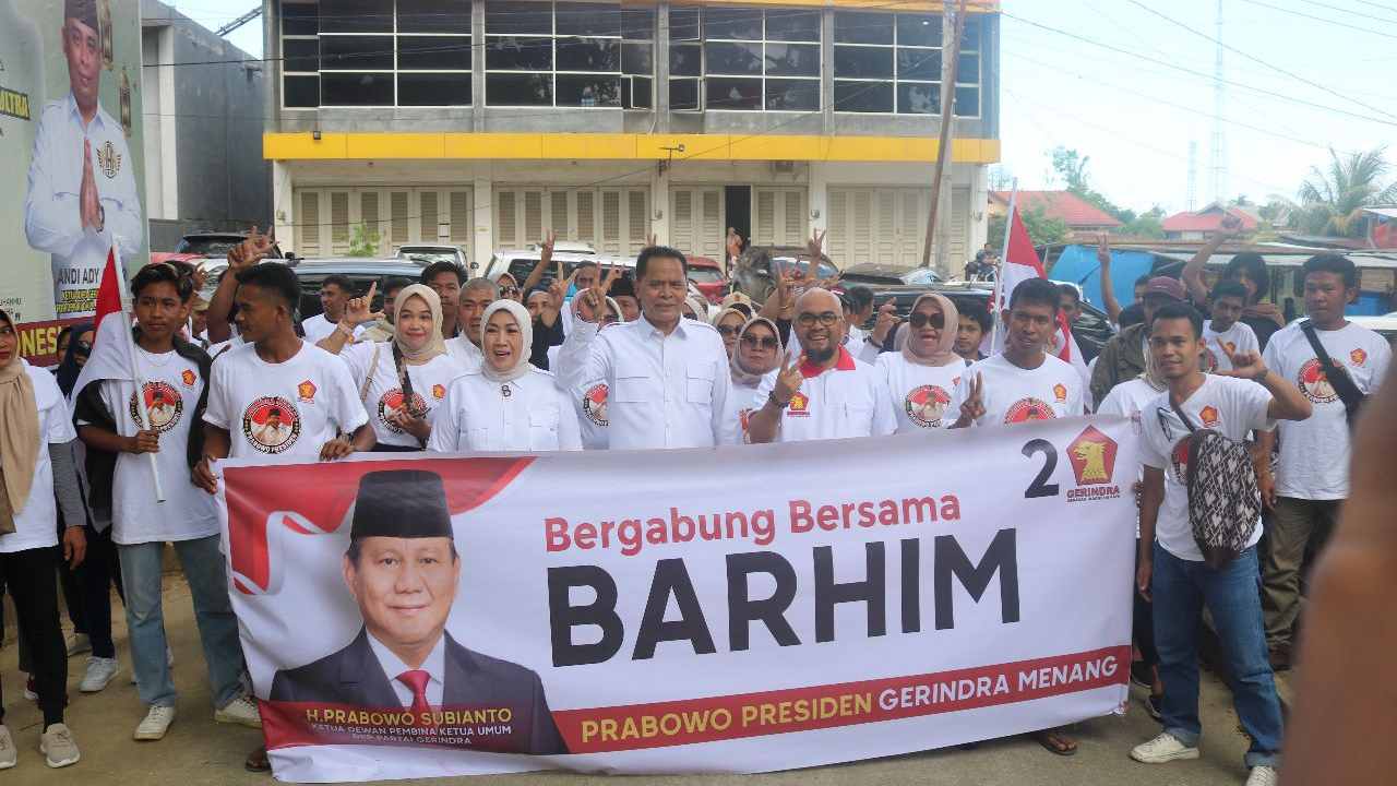 La Ode Barhim datang dengan simpatisannya ke DPD Gerindra Sulawesi Tenggara, setelah resmi pindah dan menjabat Ketua Dewan Penasihat DPD Partai Gerindra Sulawesi Tenggara. Foto: Ist.