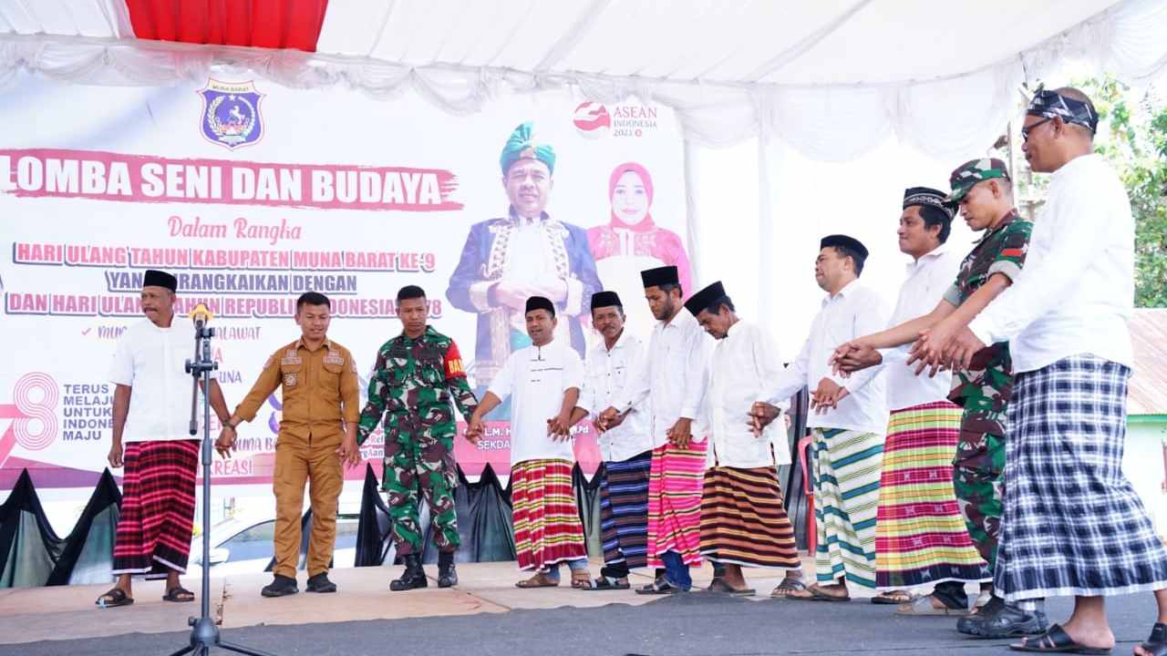 Tarian modero, salah satu tari yang diperlombakan untuk melestarikan budaya yang ada di Muna Barat. Foto: Ist.