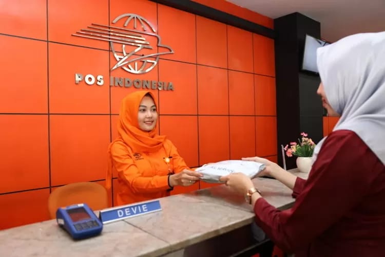 PT Pos Indonesia membuka kesempatan bagi Anda untuk berkarier bersama menjadi mengisi posisi sebagai Frontliner. Foto: Faktaidn