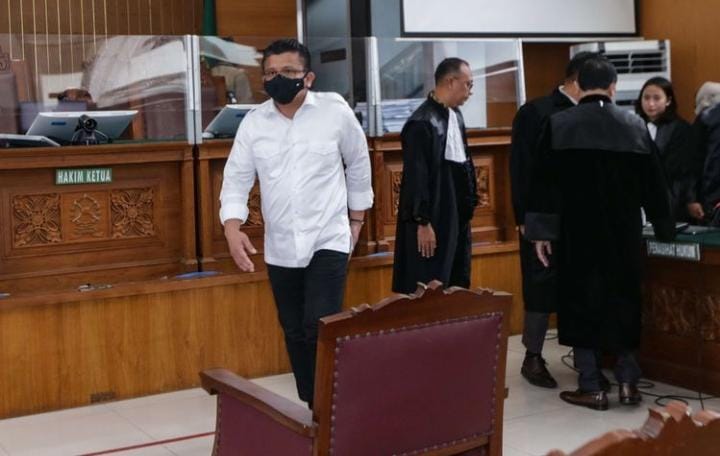 Terdakwa pembunuhan Nofriansyah Yosua Hutabarat (Brigadir J), Ferdy Sambo yang bakal dijatuhi hukuman mati namun diganti dengan hukuman penjara seumur hidup. Foto: Kompas.com