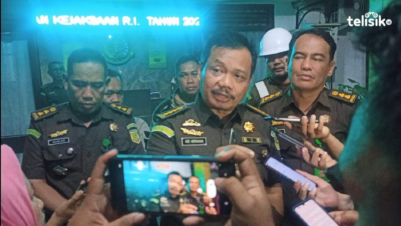 Asisten Bidang Intelejen Kejaksaan Tinggi Sulawesi Tenggara, Ade Hermawan,  memberikan keterangan kepada awak media terkait kasus yang menjerat mantan Wali Kota Kendari, Sulkarnain Kadir. Foto: Ahmad Jaelani/Telisik