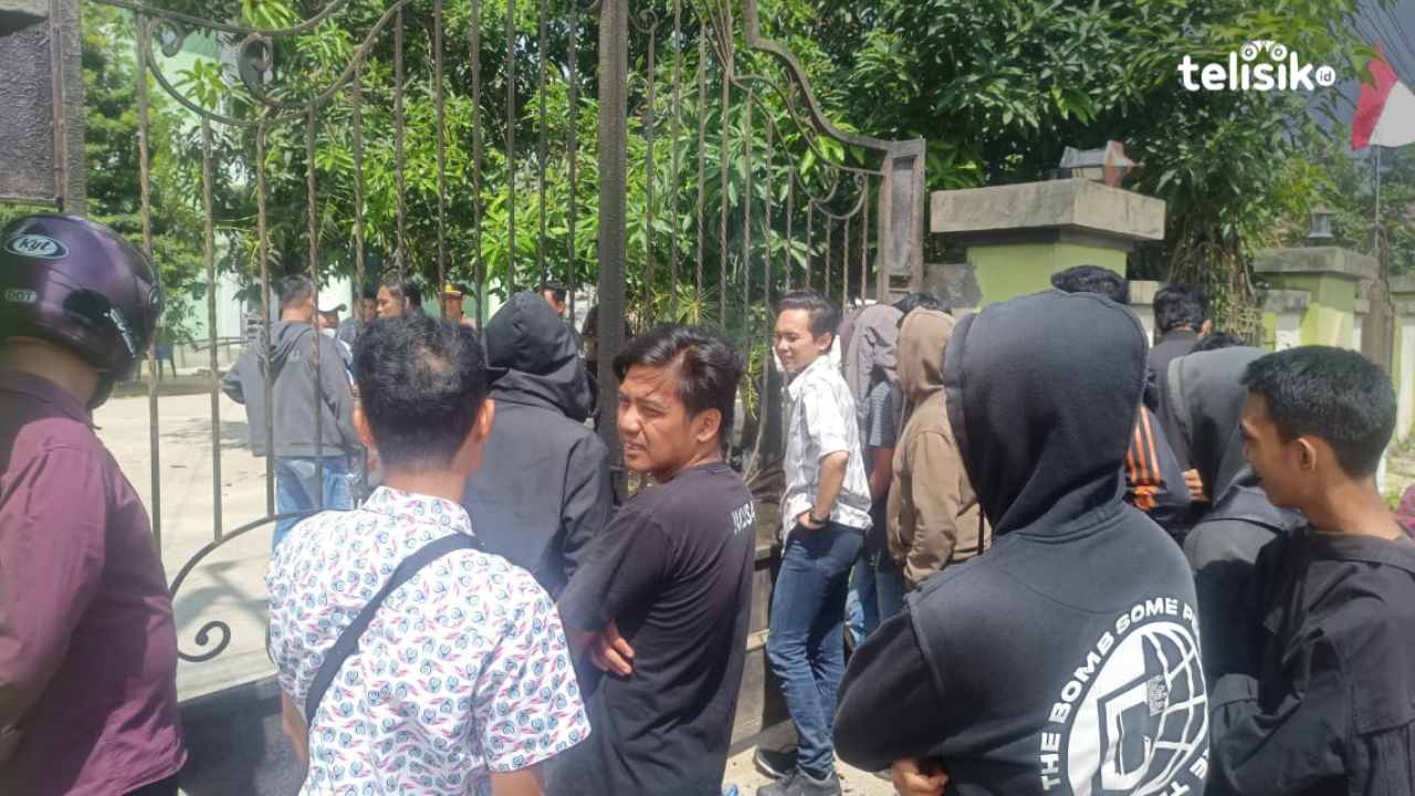 Massa Aliansi Mahasiswa Peduli Wawonii saat melakukan aksi demonstrasi di depan Kejaksaan Tinggi Sulawesi Tenggara. Foto: Thamrin Dalby/Telisik