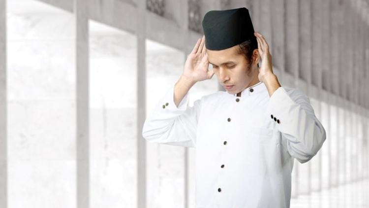 Seringkali pikiran soal pekerjaan, anak, harta, dan dagangan, mengganggu saat sedang salat. Sehingga membuat kekhusyukan ibadah menjadi terganggu dan berkurang. Foto: Repro NU Online