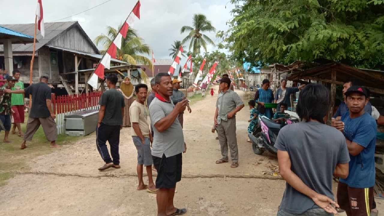 Warga Desa Lasalimu, Kecamatan Lasalimu Selatan, Kabupaten Buton saat mendiskusikan pencarian nelayan yang hilang di perairan Lasalimu, meskipun basarnas telah menghentikan pencarian. Foto: Ist.