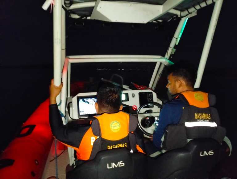 Tim Basarnas yang terus melakukan pencarian, hingga kini korban belum ditemukan. Foto: Ist.