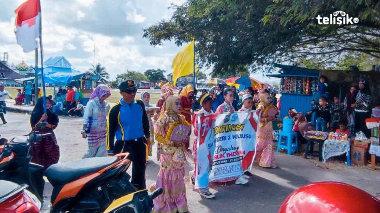 Pakaian adat Buton Utara yang dikenakan peserta saat pawai HUT ke-78 RI. Foto: Rina Gayatri/Telisik