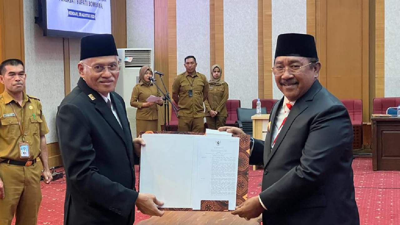Penyerahan SK perpanjangan Pj Bupati Bombana, Burhanudin oleh Setda Provinsi Sulawesi Tenggara, Asrun Lio. Foto: ist.