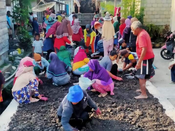 Warga Desa Kambawa Kole bergotong-royong dalam pengaspalan jalan lingkungan di Dusun Lagundi. Pemdes Kabawa Kole memanfaatkan aspal buton sebagai bahan utamanya. Foto: Ist.