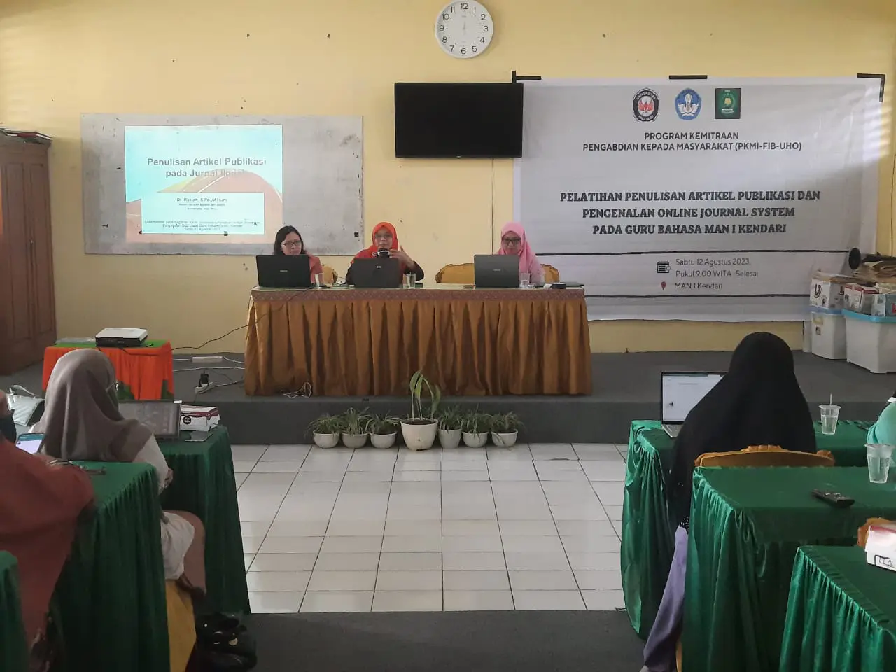 Dosen Fakultas Ilmu Budaya (FIB) Universitas Halu Oleo (UHO) beri pelatihan penulisan artikel publikasi kepada guru di MAN 1 Kendari. Foto: Ist.