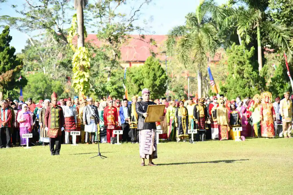 Pembacaan naskah Undang-Undang Dasar 1945 saat upacara HUT kemerdekaan ke-78 RI di Lapangan Rektorat UHO. Foto: Ist.
