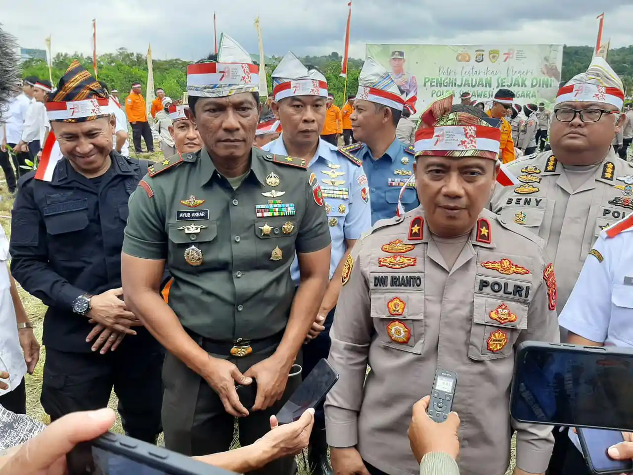 Brigjen Pol Dwi Iriyanto, memberikan penjelasan bahwa aksi penanaman bibit mangrove ini adalah hasil dari inisiatif Kapolri Jenderal Listyo Sigit Prabowo. Foto: Ist.