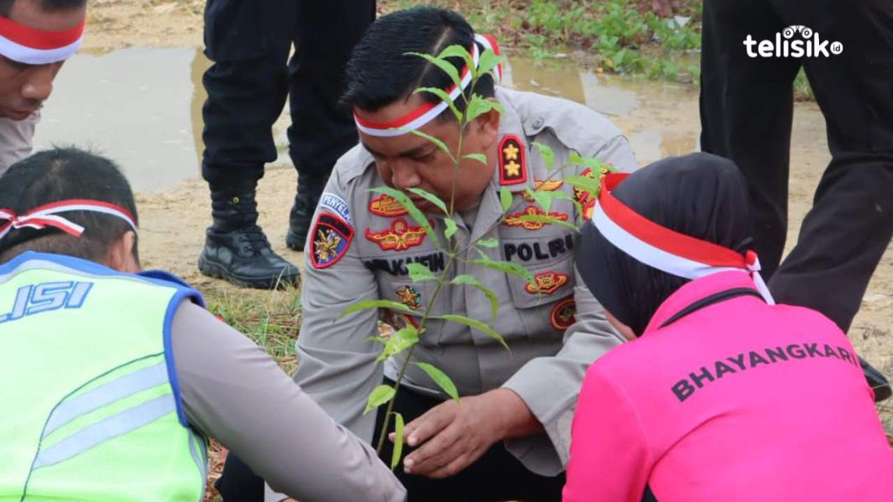 Kapolres Muna, AKBP Mulkaifin melakukan penanaman pohon. Foto: Sunaryo/Telisik