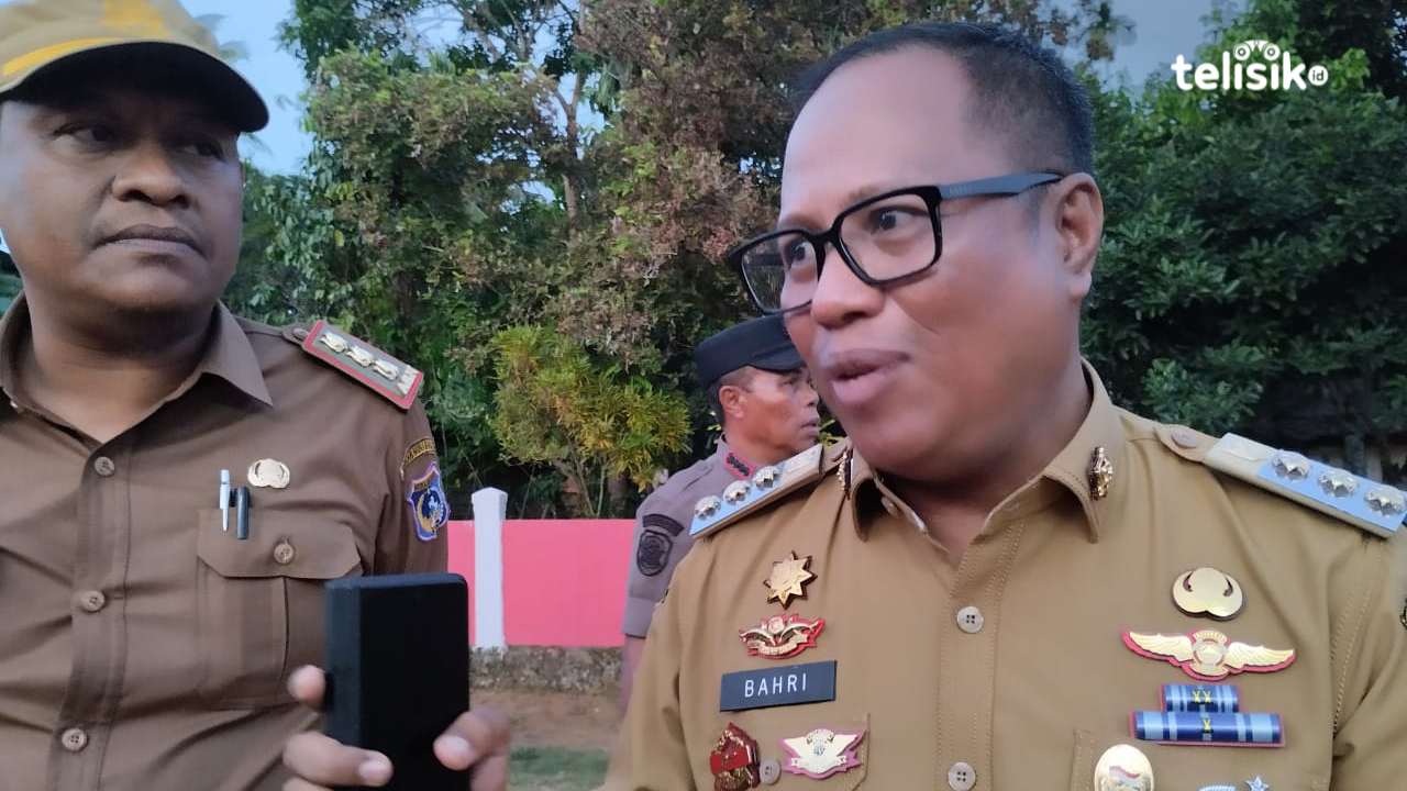 Pj Bupati Muna Barat, Bahri (kanan) saat ditemui oleh Telisik.id terkait progres rehabilitasi bendungan Laanofoo. Foto: Putri Wulandari/Telisik