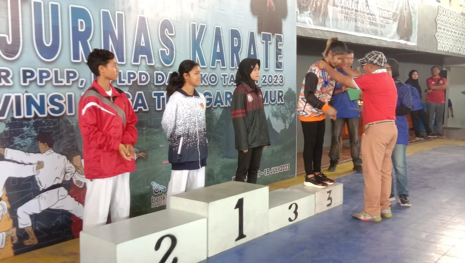 Penyerahan medali kepada Deah Tenri Sugi Arief, putri asal Kolaka Timur yang meraih prestasi di kejuaraan nasional karate. Foto: Ist.