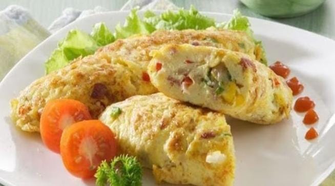 Omelet atau omelette terkenal sebagai makanan yang sering ada di prasmanan hotel saat sarapan. Foto: Repro Disway.id