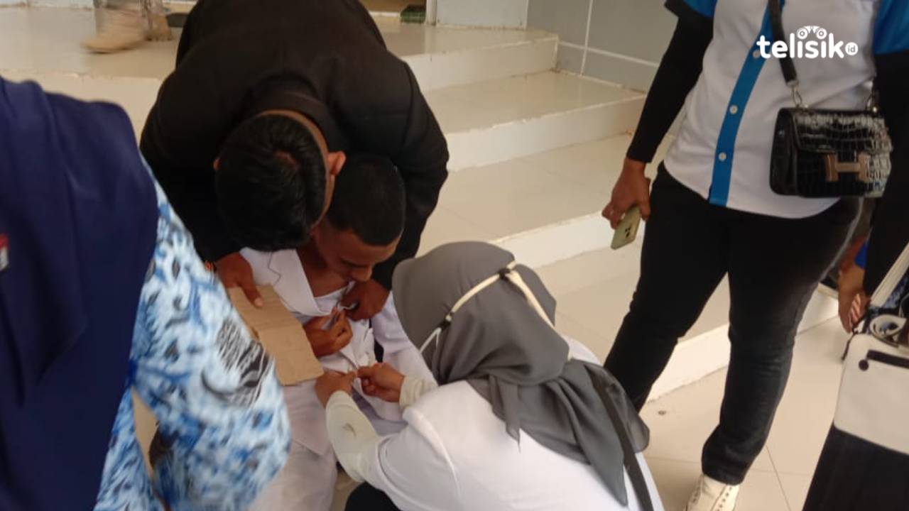 Anang Wai, pasukan Paskibraka Kabupaten Muna yang pingsan, mendapat penanganan medis. Foto: Sunaryo/Telisik