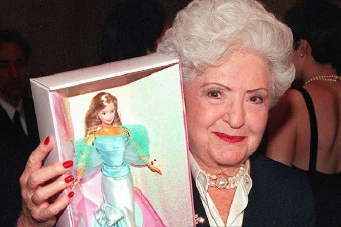 Barbie diciptakan oleh perempuan asal Amerika, Ruth Handler. Inspirasi bentuk boneka Barbie datang saat ia dalam perjalanan ke Swiss. Foto: Repro Kompas.com