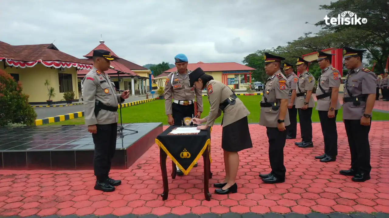 Serah terima jabatan lingkup Polres Konawe yaitu Waka Polres, Kabag Ren, Kabag Ops, Kapolsek Pondidaha dan Kapolsek Meluhu. Foto: Sigit Purnomo/Telisik