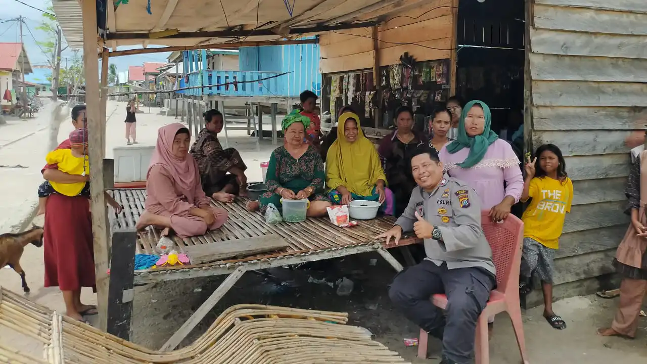 Brigadir Andrias saat mengunjungi masyarakat Desa Bero terkait rencana pembangunan sekolah tingkat SMA sederajat. Foto: Ist.