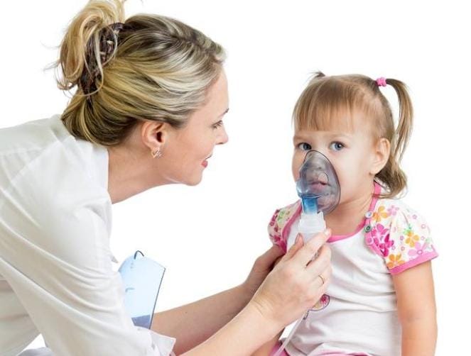 ISPA sangat mudah menular dan dapat dialami oleh siapa saja, terutama anak-anak dan lansia. ISPA menimbulkan peradangan di saluran pernapasan, mulai dari hidung hingga paru-paru. Foto: Alodokter.com