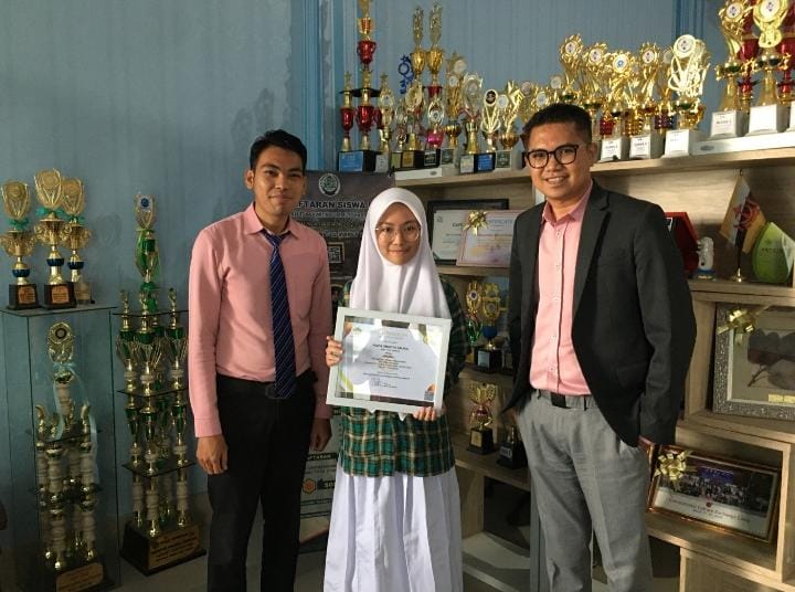 Aqifa Ghaziyah Zalika (tengah) siswi MTs Ummushabri Kendari melaju ke tingkat nasional Kompetisi Sains Madrasah (KSM). Foto: Ist.