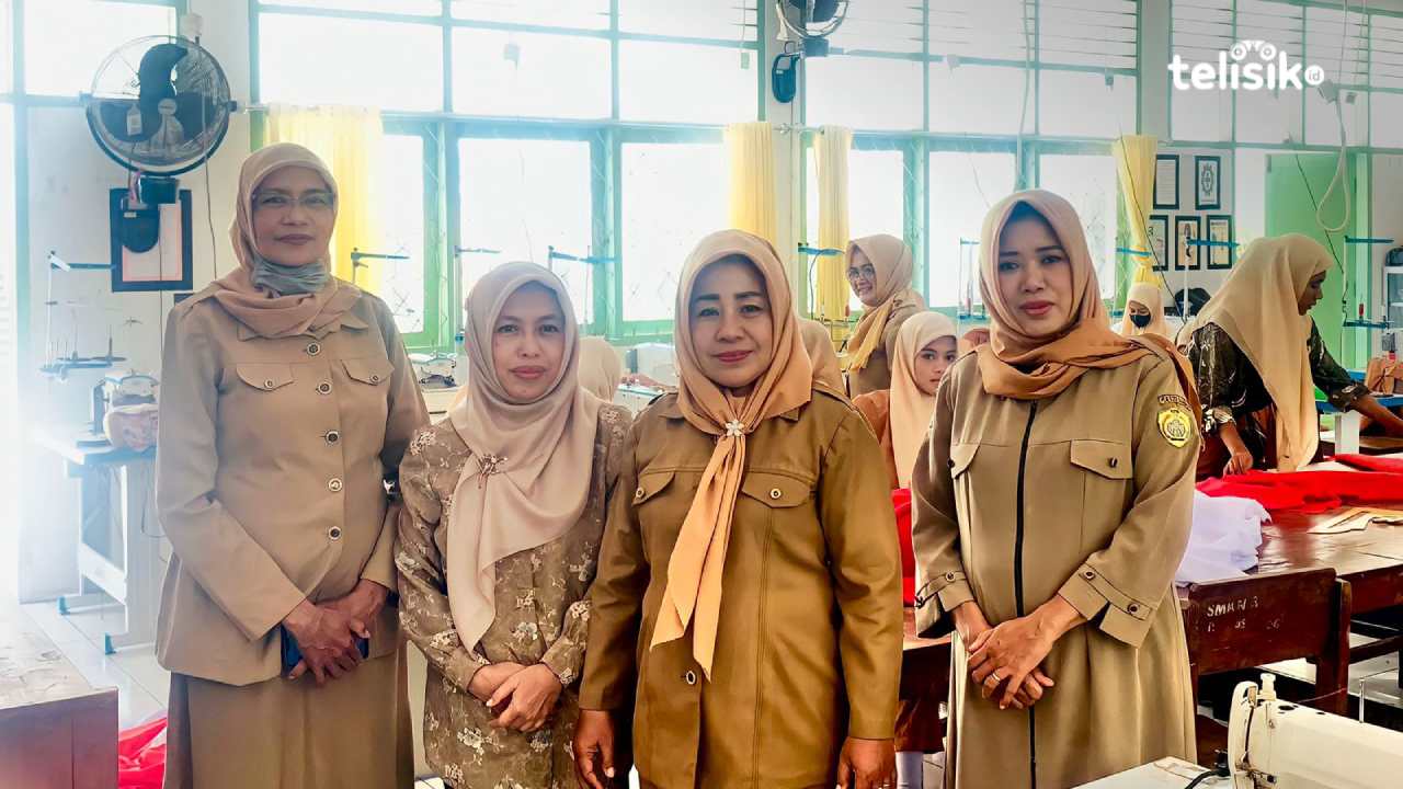 SMKN 3 Baubau menjadi salah satu sekolah yang berpartisipasi dalam penjahitan bendera. Foto: Elfinasari/Telisik