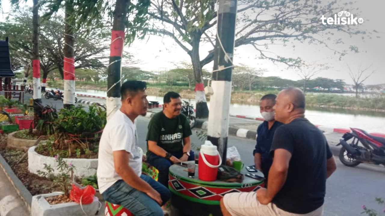 Sekda Muna, Eddy Uga saat memantau taman di Jalan By Pass. Foto: Sunaryo/Telisik